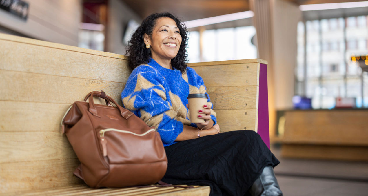 Kvinna på resecentrum